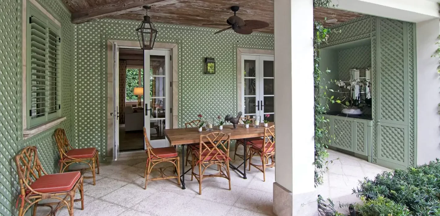 Dining area with green lattice walls